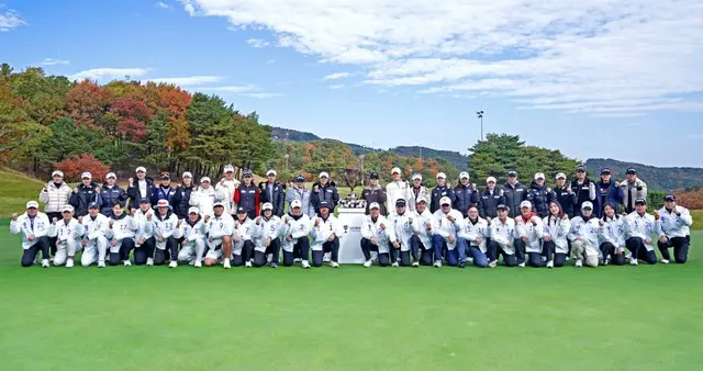 出場選手とキャディが全員参加し、フォトコールを行った(写真:WEMIX CHAMPIONSHIP 組織委員会)