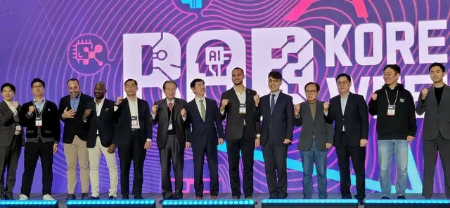 カンファレンスの参加者が記念撮影をしている(写真:wowKorea)