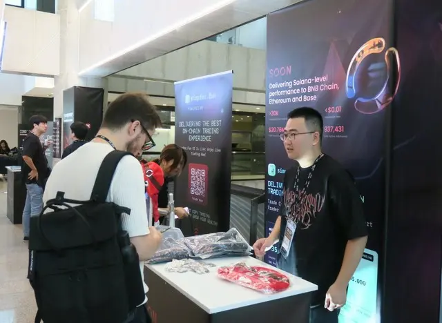 デモブースで相談をしている様子（写真：wowKorea）